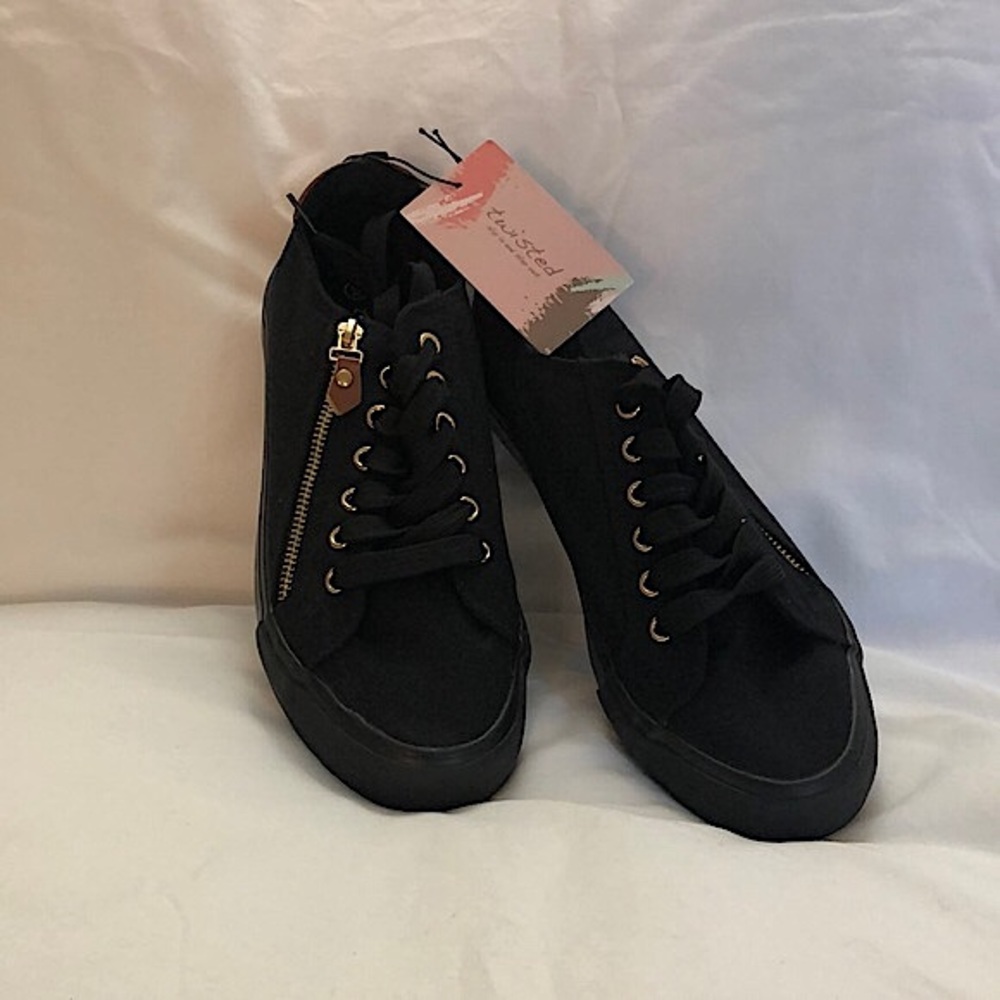 Low Top Women’s Canvas Shoe
